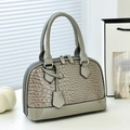 Borsa a mano grigia chic con motivo a coccodrillo, finiture in vernice e doppia cerniera - Grigio