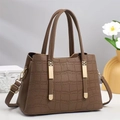 Borsa tote marrone stampa coccodrillo con finiture dorate e tracolla regolabile da donna - Cachi