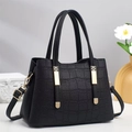 Grande borsa tote nera da donna con texture in pelle di litchi e coccodrillo - Nero