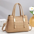 Elegante borsa beige con stampa coccodrillo, manici e dettagli in oro lucido - Albicocca