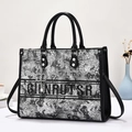 Fashionable jacquard tote bag with GIINRU TSR embroidery and pearl pendant detail - Black
