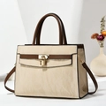 Elegante borsa ricamata in ecopelle crema con manici marroni e chiusura a scatto dorata - Cachi