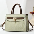 Elegante borsa a mano con motivo marmo smeraldo, manici in pelle marrone e fibbia oro - Verde