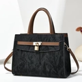 Borsa a mano plissettata nera in stile cinese con manico marrone e lucchetto dorato lucido - Nero