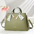 Borsa a mano da donna verde scuro in pelle martellata con elegante foulard a scacchi sul manico - Verde