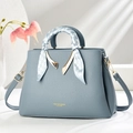 Borsa a mano blu-grigio in pelle martellata con decoro a V oro e foulard di seta - Blu