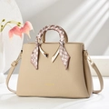 Sac à main beige en cuir grainé avec foulard décoratif et bandoulière sur socle blanc - Khaki