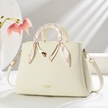 Sac à main en cuir grainé blanc crème avec boucle en V dorée et poignée ornée d'un foulard - Blanc Cassé