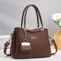 Détail du sac à main en cuir marron grainé avec logo de la marque et ferrures argent - Marron