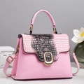 Détail du sac en similicuir rose avec rabat à motif crocodile et fermoir ovale en métal doré - Rose