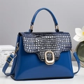 Détail du sac cabas bleu effet crocodile avec finition brillante et boucle dorée - Bleu