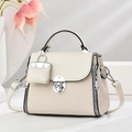 Sac à main élégant patchwork crème avec texture sergé et détail de serrure métallique - Blanc Cassé