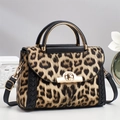Sac bandoulière léopard avec poignée anneau doré et finitions élégantes en cuir noir - Kaki