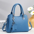Sac cabas chic en cuir bleu brume avec pendentif étoile et bandoulière réglable - Bleu