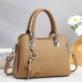 Sac fourre-tout chic en similicuir camel avec breloque étoile et bandoulière - Khaki