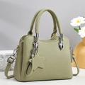 Elegante bolso tote de cuero granulado verde con colgante de estrella y correa ajustable - Verde