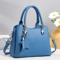 Bolso de mano azul en cuero granulado con herrajes plateados y colgante de estrella - Azul