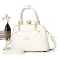 Detail van de crème lederen tote bag met gouden kristallen draaisluiting en logo - Wit