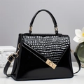Sac fourre-tout noir brillant en cuir avec motif crocodile et fermoirs dorés chic - Noir