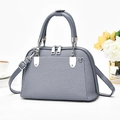 Vue détaillée du sac coquille bleu-gris avec anses rondes et garnitures métalliques argent - Bleu