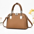 Détail du sac cabas marron à texture tressée avec anses en cuir et finitions argentées - Jaune Terre