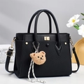 Grande borsa a mano nera in pelle PU con finiture dorate e ciondolo a forma di orso - Nero