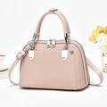 Sac à main rose texturé avec détails argentés et bandoulière réglable pratique - Rose