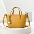 Borsa tote in pelle gialla con trama litchi e lucchetto argento su base minimalista - Giallo