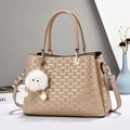 Elegante bolso beige con textura de monograma acolchado y colgante de peluche suave - Caqui