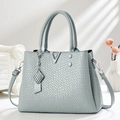Sac fourre-tout gris-bleu texturé avec boucle en V argentée et bandoulière réglable - Bleu