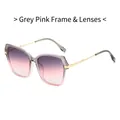 Fashionable square frame sunglasses with grey-pink gradient lenses and gold metal temples - Gray Pink Frame Gray Pink Lens