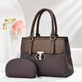 Borsa tote minimalista in pelle intrecciata caffè con pochette su sfondo bianco - Set da 2 pezzi con pochette / caffè