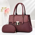 Dettaglio borsa shopper bordeaux con trama intrecciata e chiusura a girello dorata - Set da 2 pezzi con pochette / Rosso Vino