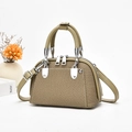 Sac à main chic kaki tissé avec sangles en cuir et garnitures métalliques argentées design - Vert