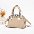 Détail d'un sac à main beige tressé avec finitions métalliques et anses en cuir - Khaki Clair