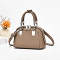 Detailansicht der strukturierten Stofftasche mit Silberbeschlägen und Doppelgriffen - Dunkelbeige