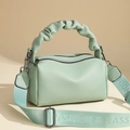Sac bandoulière vert menthe en cuir grainé avec poignée plissée et sangle jacquard - Vert