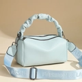 Sac polochon en cuir bleu clair avec poignée plissée et large bandoulière tissée - Bleu