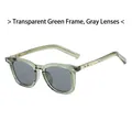 Retro transparente grüne Sonnenbrille mit grauen Gläsern und stilvollen Metallnieten - Durchscheinender grüner Rahmen Graues Glas