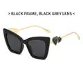 Occhiali da sole cat-eye neri con stanghette in metallo dorato e dettaglio cuore - Montatura Nera Lenti Grigio Nero