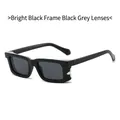 Retro quadratische Sonnenbrille in glänzendem Schwarz mit dunkelgrauen Gläsern und Kreuz - Glänzendes Schwarz Rahmen Graue Linse