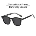 Gafas de sol TR90 negro brillante con lentes gris oscuro y detalles de remaches - Montura Negro Brillante Lente Gris