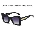 Occhiali da sole cat-eye neri con lenti grigie sfumate e dettagli in metallo dorato - Montatura Nera Lente Grigia Sfumata
