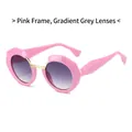 Rosafarbene Sonnenbrille mit grauen Verlaufsgläsern und geometrischem Sägezahn-Design - Rosa Rahmen Verlaufsgraue Gläser