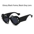 Occhiali da sole a cuore con montatura nera lucida con strass e lenti grigio scuro - Montatura Nero Lucido Lente Grigia