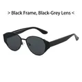 Modische Katzenaugen-Sonnenbrille mit schwarzem Rahmen und grauen Gläsern in Seitenansicht - Schwarzer Rahmen Schwarz Graue Gläser
