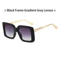 Gafas de sol cuadradas con montura negra, lentes grises degradadas y patillas doradas - Montura Negra Lente Gris Degradado