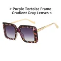 Gafas de sol cuadradas de carey púrpura con lentes degradadas grises y patillas doradas - Montura Carey Púrpura Lente Degradada Gris