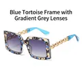 Lunettes de soleil carrées oversize bleu écaille avec branches chaîne dorées et verres gris - Monture Écaille Bleue Verres Dégradés Gris