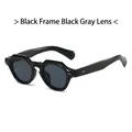 Gafas de sol retro con montura negra gruesa, lentes gris-negro y detalles de remaches - Montura Negra Lentes Gris Negro